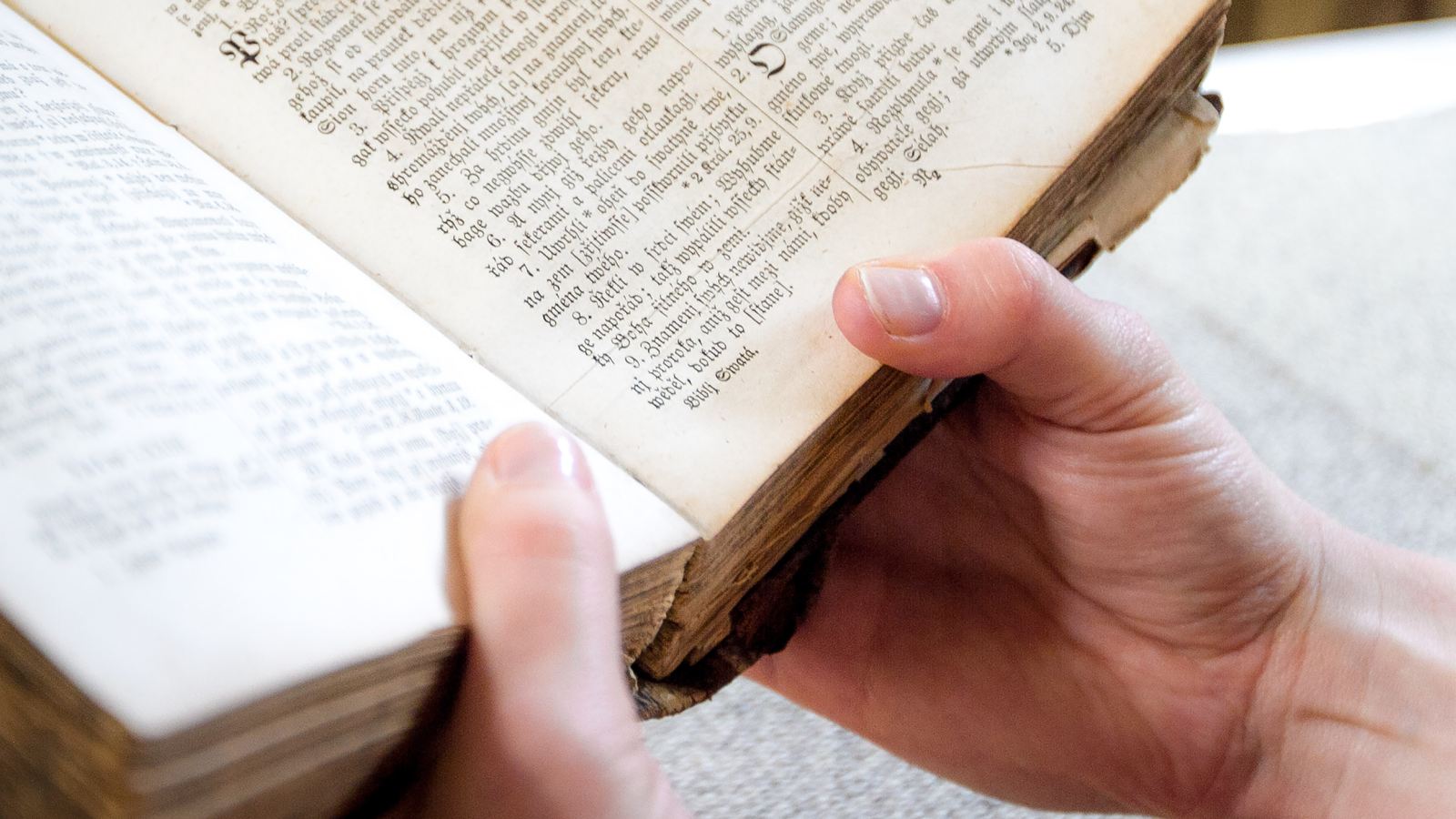 Bible otevřená při bohoslužbě